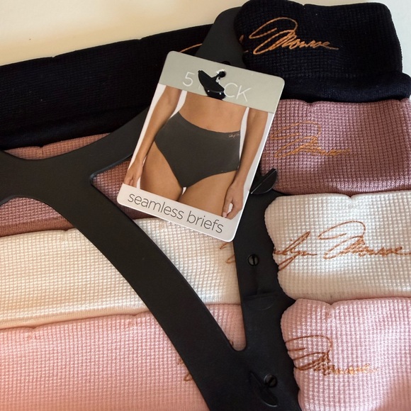 Marilyn Monroe Seamless Briefs SZ L New! - Picture 3 of 5